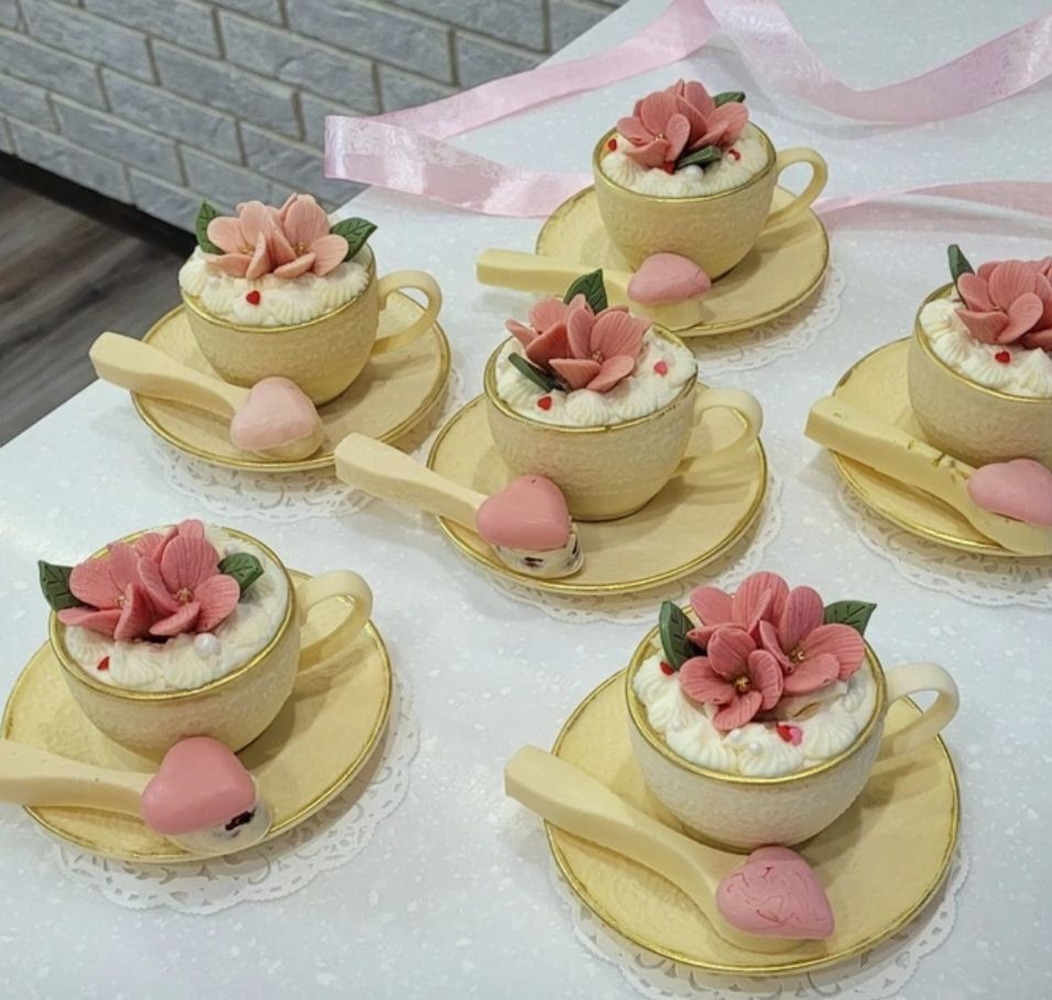 Белые шоколадные чашки с кремовыми розами