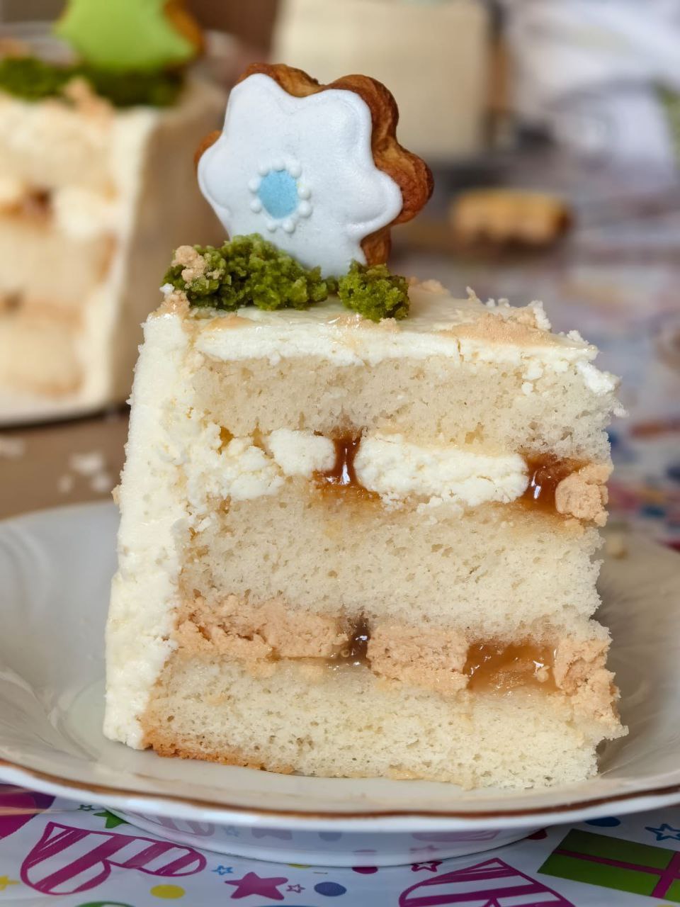 Светлый бисквитный торт Sweet Luck с грушей и карамелью в разрезе